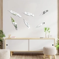 Moderne 3D-Feder-Spiegelwandaufkleber aus Silber-Acryl für elegante Schlafzimmerdekoration - Silber