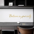 Goldener Spiegel-Acryl-Wandaufkleber mit 'Believe in yourself' Zitat für Bürodekoration - Gold