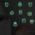 Lichtgevende Halloween muurstickers met gloeiende pompoenen en monsters in een slaapkamer - Groen