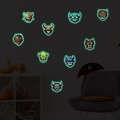 Adesivi murali luminosi di Halloween con nove facce di mostri cartoon ed effetto fluorescente - Verde