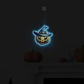 Detail eines blau leuchtenden LED-Kürbis-Anhängers mit Hexenhut für Halloween-Dekoration - Blau