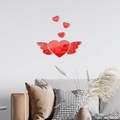 Stickers muraux cœur 3D en acrylique rouge avec ailes au-dessus d'un canapé de salon moderne - Rouge