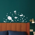 Spiegel-Acryl-Wandsticker mit Wal und Qualle auf grüner Schlafzimmerwand dekoriert - Silber