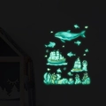 Pegatinas de pared de océano luminosas con ballena jorobada y velero en luz verde neón - Verde