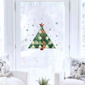 Patchwork Weihnachtsbaum Wandaufkleber mit Stern vor hellem Winterfenster Hintergrund - Mehrfarbiger geometrischer Weihnachtsbaum-Stil(PH-QT1257)