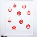 Stickers de Noël en forme de boules rouges et blanches sur une porte en bois blanc - Ensemble de Boules de Noël (PH-QT1279)