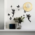 Schwarze Acryl-Wandaufkleber mit Fee- und Schmetterlings-Silhouetten auf weißen Kacheln - Schwarz