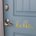 Décoration murale hello en acrylique miroir doré sur une porte en bois bleue - Doré