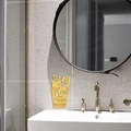 Adesivo murale moderno in acrilico giallo con slogan Floss and Brush Your Teeth per bagno - Oro