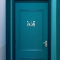 Nahaufnahme von silbernem Acrylspiegel mit Thinking Room Text und WC-Symbolen - Silber
