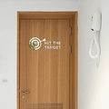 Détail d'un autocollant miroir acrylique argenté Hit the Target sur une porte en bois - Argenté