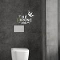Dettaglio dell'adesivo murale in acrilico argentato con corona e testo The Throne - Argento