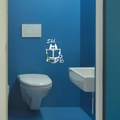 Dettaglio dell'adesivo murale gatto in acrilico argento su parete blu del bagno moderno - Argento