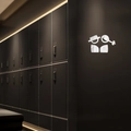 Moderni segnali per bagno in specchio acrilico con design geometrico su parete scura - Stile Simbolo Specchio (JMY3922) / Argento