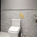Adesivo murale 3D in acrilico a specchio dorato per WC con figura e scritta TOILET - Oro