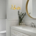 Goldene 3D-Acryl-Spiegelaufkleber mit humorvollen Bad-Figuren auf weißer Fliesenwand - Gold