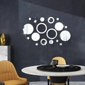 Adesivi murali in acrilico argento con effetto specchio 3D circolare su muro grigio - Argento