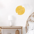Makro-Detail von goldenem Acryl-Basketball-Wandspiegel-Dekor in einem modernen Schlafzimmer - Gold