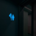 Leuchtendes blaues LED-Badezimmerschild mit kreativem Mann- und Frau-Silhouetten-Design - Peeping Man & Frau (Blaues Licht) / Blau