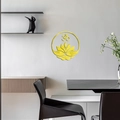 Détail d'un sticker mural lotus Om en acrylique jaune avec effet miroir brillant - Doré