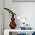 Detalle de pegatinas de espejo acrílico de gato y mariposas en una pared blanca de dormitorio - Plateado