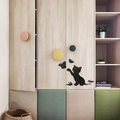 Detalle de lindos adhesivos de pared de gato negro y mariposas en un mueble de madera - Negro