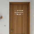 Dettaglio dell'adesivo a specchio argento Bathroom con decoro elegante su una porta in legno - Argento