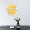 Dettaglio dell'adesivo murale a specchio in acrilico girasole giallo con superficie riflettente - Stile Oro (JM3465)