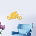 Detailansicht eines goldenen Motorrad-Wandtattoos aus Acryl an einer grauen Wandfläche - Gold
