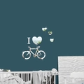 Dettaglio dell'adesivo murale in acrilico effetto specchio con bici e cuori su parete - Argento