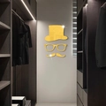 Dettaglio degli adesivi murali a specchio dorati con design a cappello, occhiali e baffi - Oro