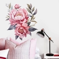 Macro-detail van aquarellen pioenroos muurstickers in een slaapkamer met kussens - Pioen Bloemen Stijl (PH-QT630A)