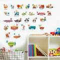 Detail van 26 alfabet muurstickers met cartoon voertuigen in een educatieve kinderkamer - Cartoon Alfabet (PH-QT695)
