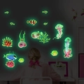 Lichtgevende oceaan muurstickers met gloeiende vissen en schildpadden in een donkere kamer - Kleine Visstijl (PH-YG219)
