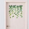 Stickers muraux de plantes vertes réalistes montrant des feuilles de lierre sur fond de porte - Vignes de Lierre (PH-QT612)