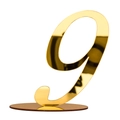 Detailansicht der goldenen Tischnummer Neun aus Acrylglas mit einem runden Standfuß - Gold Numerisch (Neun)