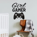 Dettaglio dell'adesivo murale Girl GAMER con finitura a specchio nera e controller - Nero