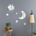 Dettaglio di adesivi murali a specchio in acrilico con sole, luna e stelle in un soggiorno - Argento