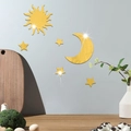 Dettaglio di adesivi murali specchiati oro con sole luna e stelle effetto metallico - Oro