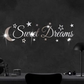 Dettaglio dell'adesivo da parete a specchio con luna, stelle e scritta Sweet Dreams - Argento