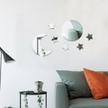 Detail von Mond und Stern Acryl Spiegel Wandaufkleber an einer modernen Wohnzimmerwand - Silber