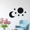 Makro-Detail von Sonne Mond und Stern Acryl Spiegel Wandaufkleber auf einer weißen Wand - Schwarz