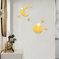 Nahaufnahme goldener Acryl-Spiegelaufkleber mit Mond und Sternen an einer weißen Wand - Gold