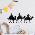 Detail von schwarzen Spiegel-Acryl Wandtattoo-Kamelen an einer weißen Wohnzimmerwand - JM5036 / Schwarz