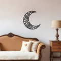 Detailansicht der schwarzen hohlen Mond-Wanddeko im modernen Wohnzimmer-Ambiente - Hohler Mond (JM5023) / Schwarz