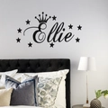 Adesivo murale in acrilico nero con nome Ellie corona e stelle in una camera da letto - Nero