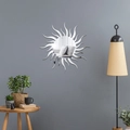 Adesivo murale specchiato in acrilico con design a sole in un ambiente di soggiorno moderno - Argento