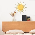 Adesivo murale a specchio in acrilico dorato a forma di sole sopra il comodino - Oro