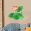 Dettaglio degli adesivi murali con fiori di loto rosa e foglie di ninfea in un soggiorno - Stile Loto Rosa Arancio con Cinque Foglie (PH-QT9012D)