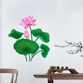 Dettaglio di un adesivo da parete loto rosa con design floreale e foglie verdi sulla parete - Stile Zen Bocciolo di Loto Rosa (PH-QT9012C)
